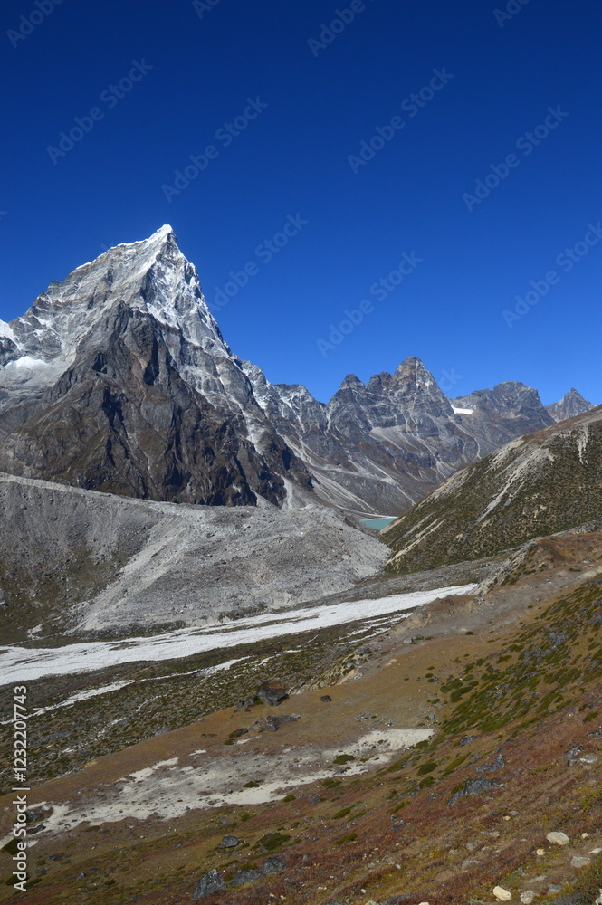 Fototapeta premium The stunning Himalayan Mountain ranges with snowy glaciars and breathtaking views of Mount Everest, Ama Dablam and Lhotse while trekking