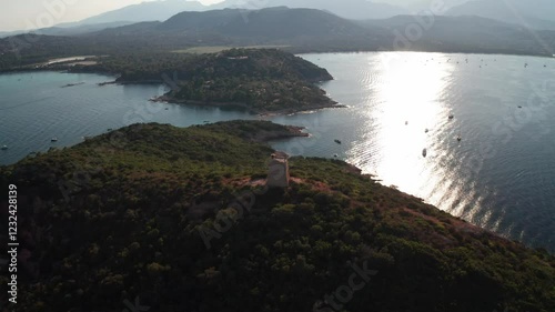 Plan drone qui survole une tour en ruine en bord de mer photo