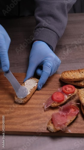 Wallpaper Mural Preparare dei crostini sul tagliere, video verticale, formaggio, prosciutto e pomodoro Torontodigital.ca