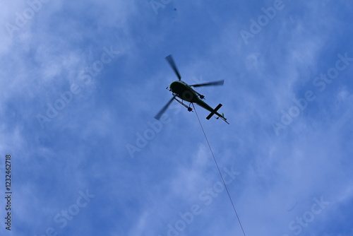 Österreichischer Hubschrauber versorgt höher gelegene Betriebe mit Nahrungsmittel