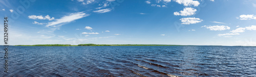 Panoramaufnahme vom Vajunen See in Lappland, Finnland im sommer