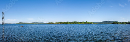 Panoramaufnahme vom Inarisee in Lappland, Finnland im sommer