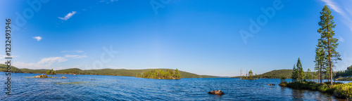 Panoramaufnahme vom Inarisee in Lappland, Finnland im sommer