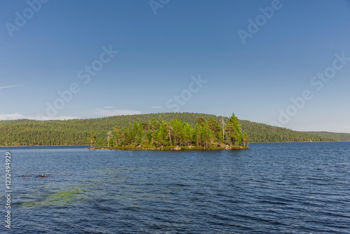Panoramaufnahme vom Inarisee in Lappland, Finnland im sommer
