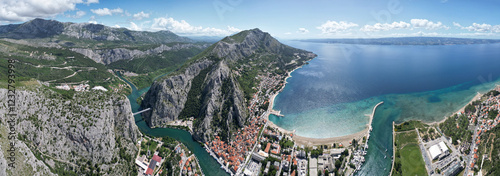 Panorama von Omis in Kroatien , Aufnahme mit der Drohne