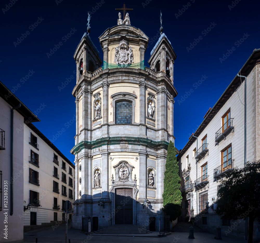 Obraz premium Baroque Basilica Facade in Madrid's Historic District Captured on a Clear Day