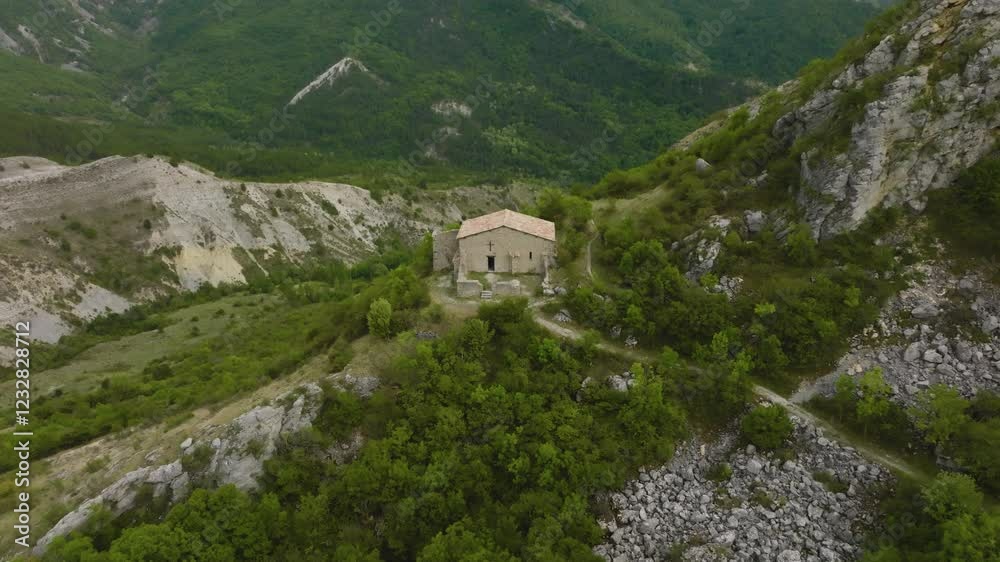 Chapelle Notre-Dame de Dromon, France, vue de drone