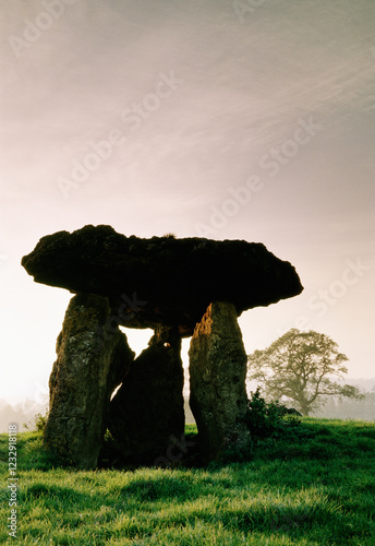 Obraz na płótnie St Lythans 6000 year old prehistoric megalithic dolmen burial chamber Neolithic long barrow. Glamorgan, Wales, UK w salonie