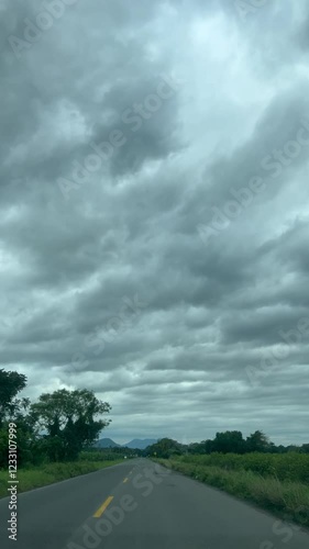 Día nublado en carretera de Veracruz, México 