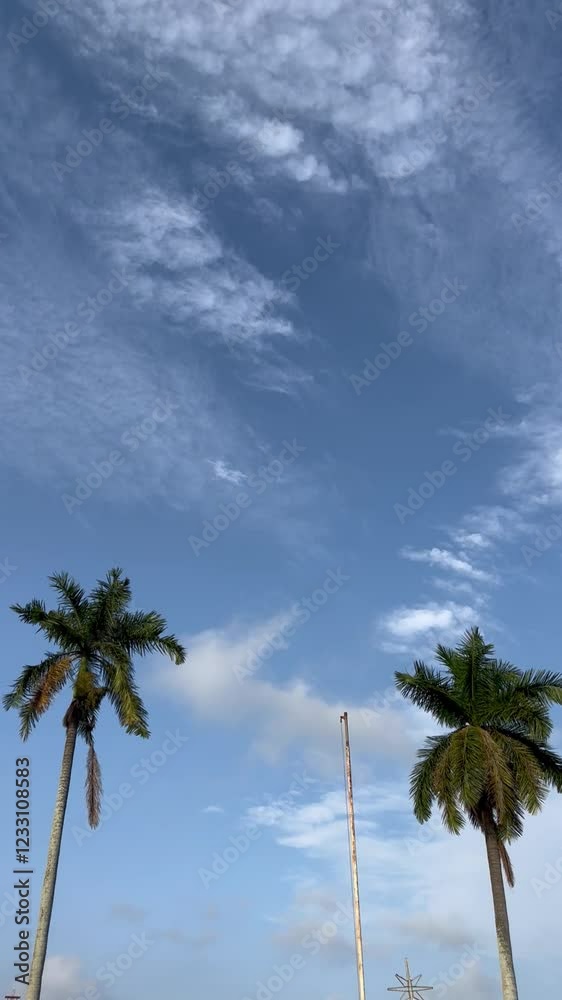 Cielo azul con nubes blancas en zona costera 