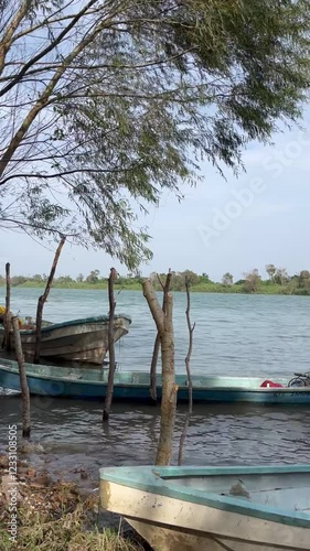Vista panorámica con lanchas en Río Tecolutla, Gutiérrez Zamora, Veracruz, México 