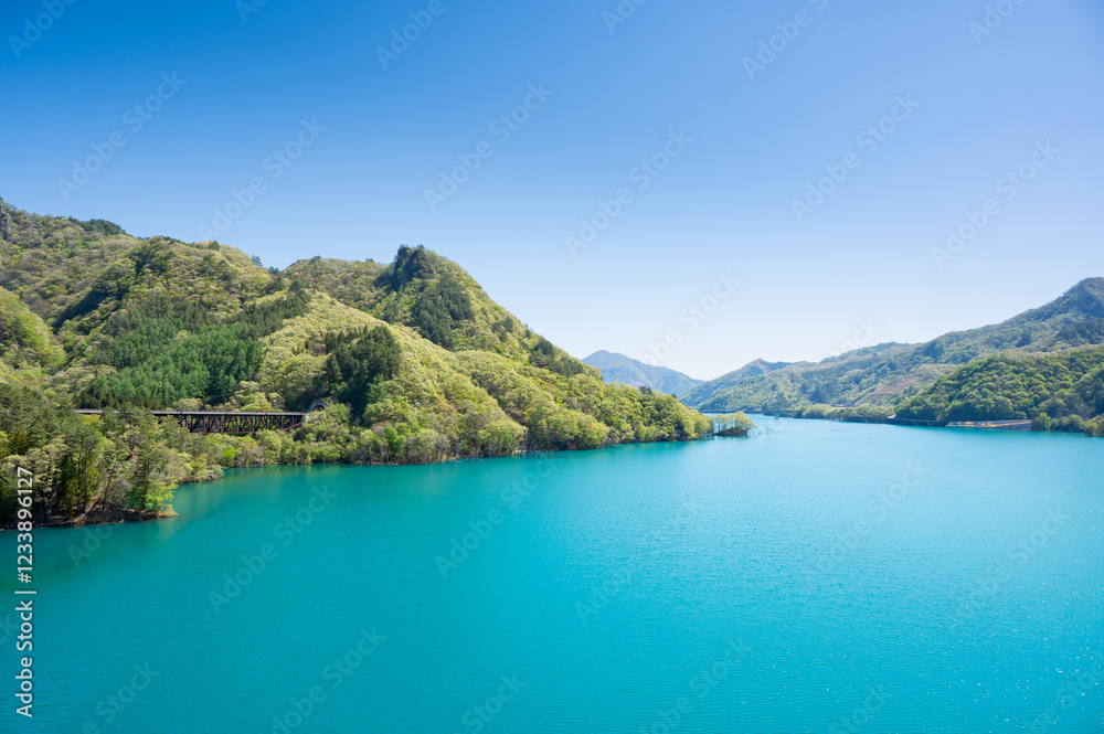 木々の深緑とエメラルドグリーンの水面が美しい八ッ場ダムのあがつま湖 木々の深緑とエメラルドグリーンの水面が美しい八ッ場ダムのあがつま湖