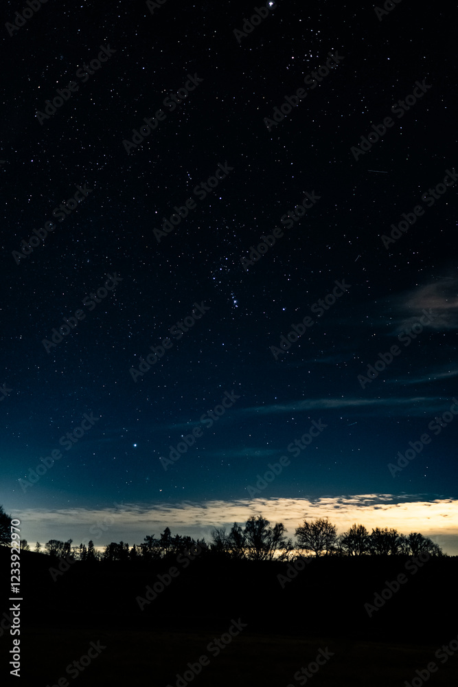 Fototapeta premium Wintersternhimmel mit dem Sternbild Orion