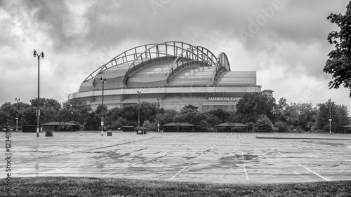 Obraz na płótnie Milwaukee, WI - July 30, 2024: American Family Field baseball stadium in Milwaukee with retractable roof and vibrant crowd w salonie