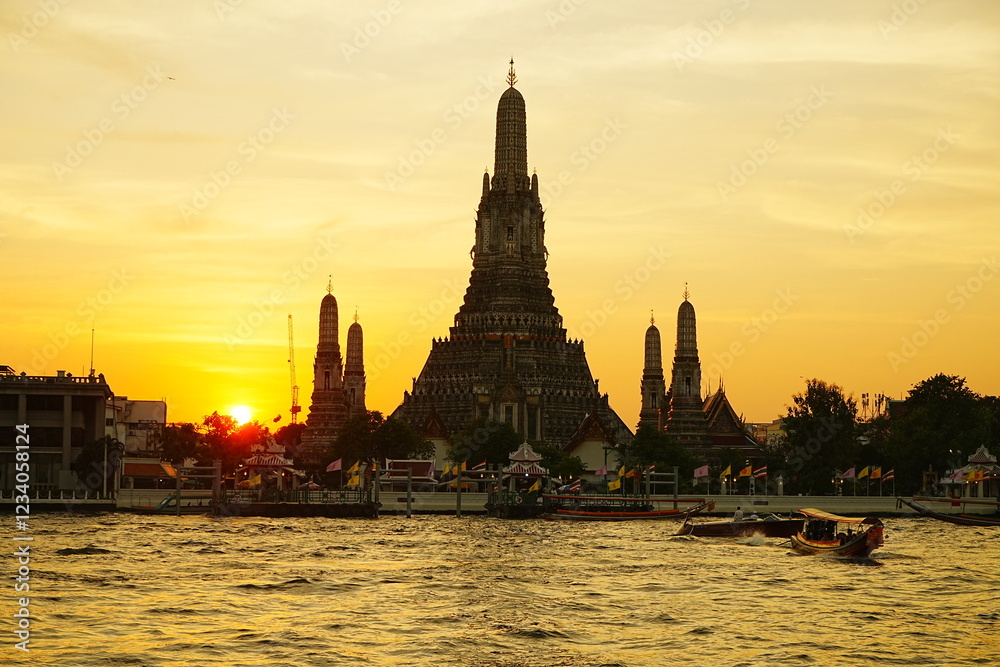 Breathtaking Sunset of Wat Arun in Bangkok, Thailand - タイ バンコク ワットアルン 夕日