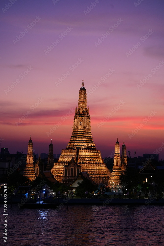 Fototapeta premium Breathtaking Sunset of Wat Arun in Bangkok, Thailand - タイ バンコク ワットアルン 夕日