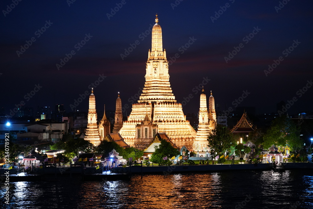 Breathtaking Night View of Wat Arun in Bangkok, Thailand - タイ バンコク ワットアルンの夜景