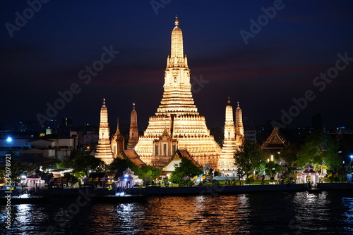 Obraz na płótnie Breathtaking Night View of Wat Arun in Bangkok, Thailand - タイ バンコク ワットアルンの夜景 w salonie