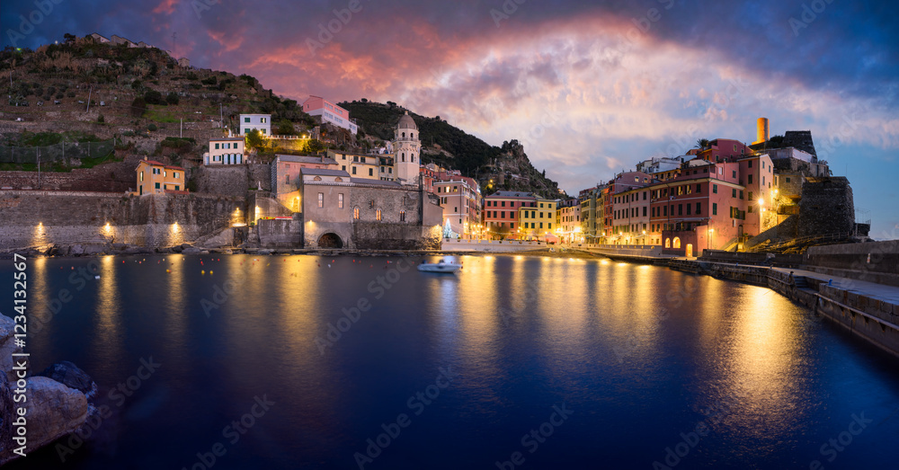 Obraz premium Evening view on fishing village Vernazza with multicolored houses and sunset sky. Cinque Terre National park, Liguria, Italy. Landscape photography