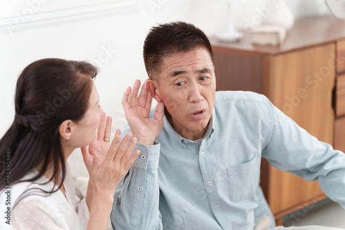 耳が遠いシニア男性
