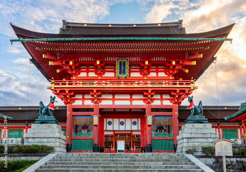 Obraz na płótnie Main gate of Fushimi Inari Taisha shrine in Kyoto, Japan (translation