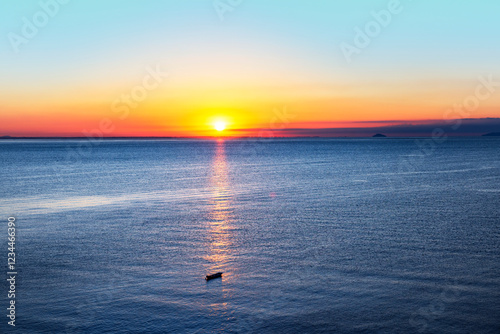 Sonnenaufgang am horizont über dem meer