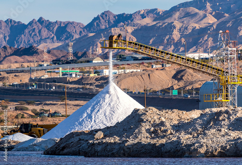 Fotografie Industrial extraction, production, manufacturing and international export of different mineral salts from waters of the Aqaba gulf, Red Sea