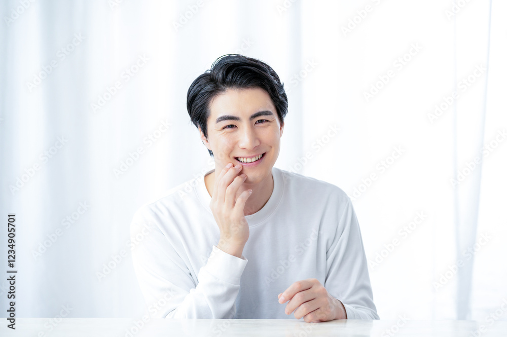 リビングで笑顔の日本人男性 リビングで笑顔の日本人男性