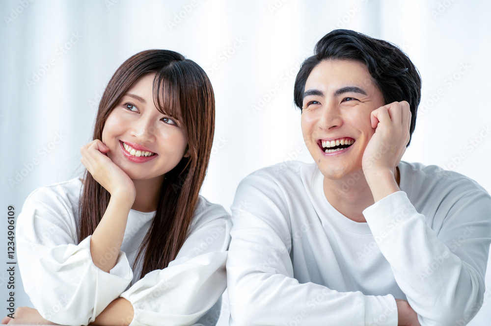 リビングで微笑む日本人男女