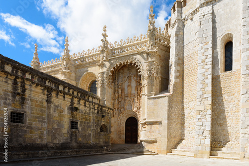 Papier peint Walls of Convent of Christ in Tomar, Portugal
The Convent of Christ (Mosteiro de Cristo) is a former Catholic convent in Tomar, Portugal