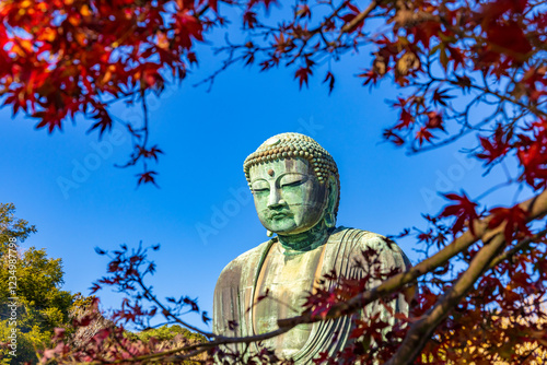 Fotografía Ancient bronze statue of the Great Buddha Daibutsu at Kotoku-in temple in Kamakura, Japan