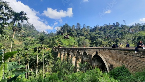 Vista de lado del puente del ferrocarril famoso de 9 arcos en Ella, Sri Lanka photo