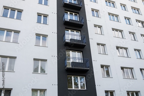Obraz na płótnie Reconstructed facade on white block of flats w salonie