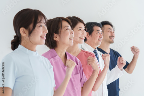 ガッツポーズする医療従事者たち（複数人・多人数・大人数、集団） photo