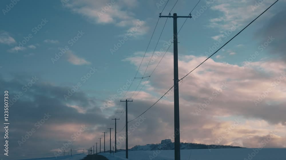 マジックアワーの空と立ち並ぶ電柱のシルエット マジックアワーの空と立ち並ぶ電柱のシルエット