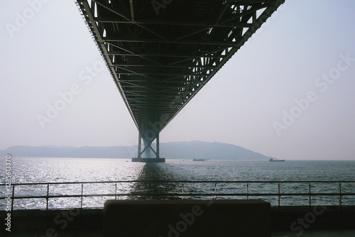 日本：明石海峡大橋（３㎞超の吊橋）の下【舞子公園】兵庫県神戸市 photo