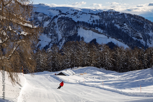 Paysage alpestre dans la station de ski d'Anzère. Crans-Montana et les Alpes valaisannes en arrière plan
