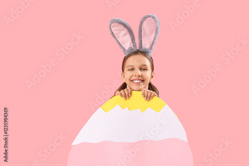 Cute little girl with Easte...