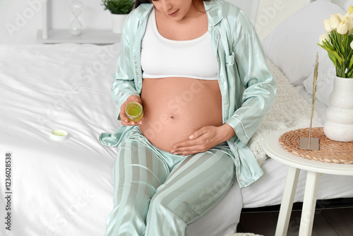 Young pregnant woman with j...