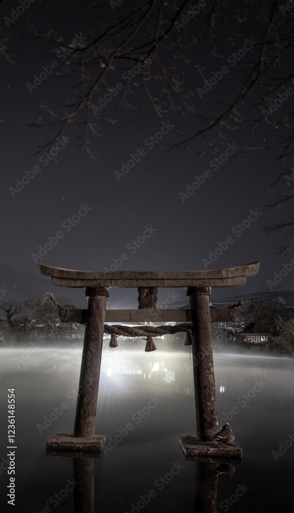 밤에 안개가 낀 일본 호수의 토리