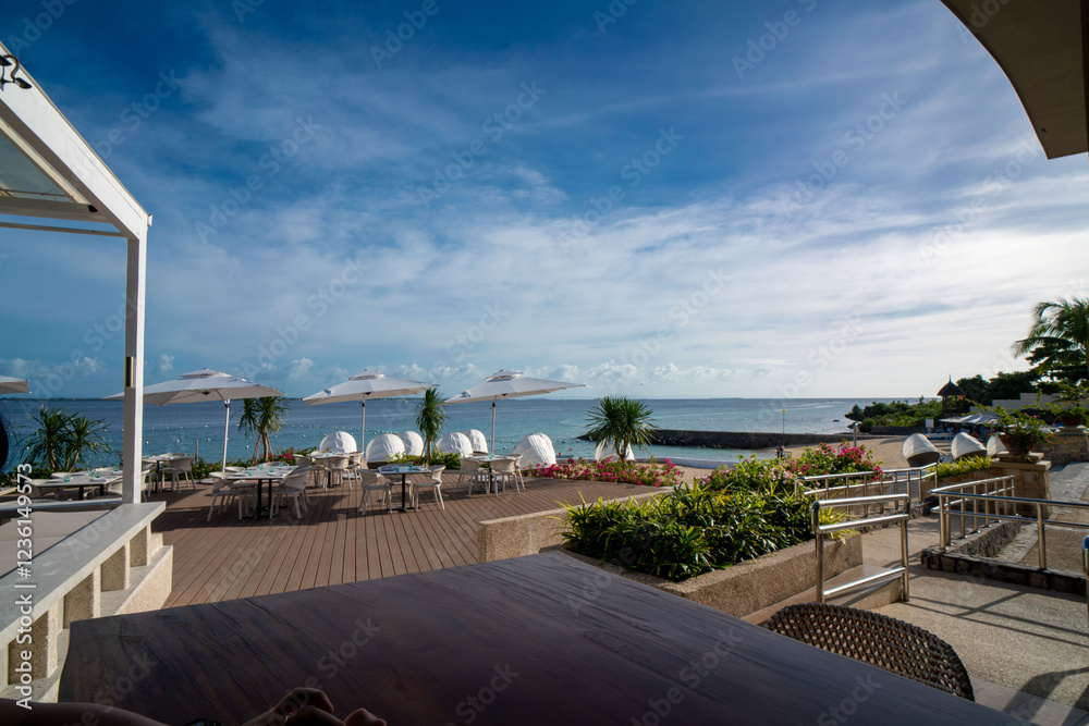 Fototapeta premium 푸른 바다 옆의 레스토랑