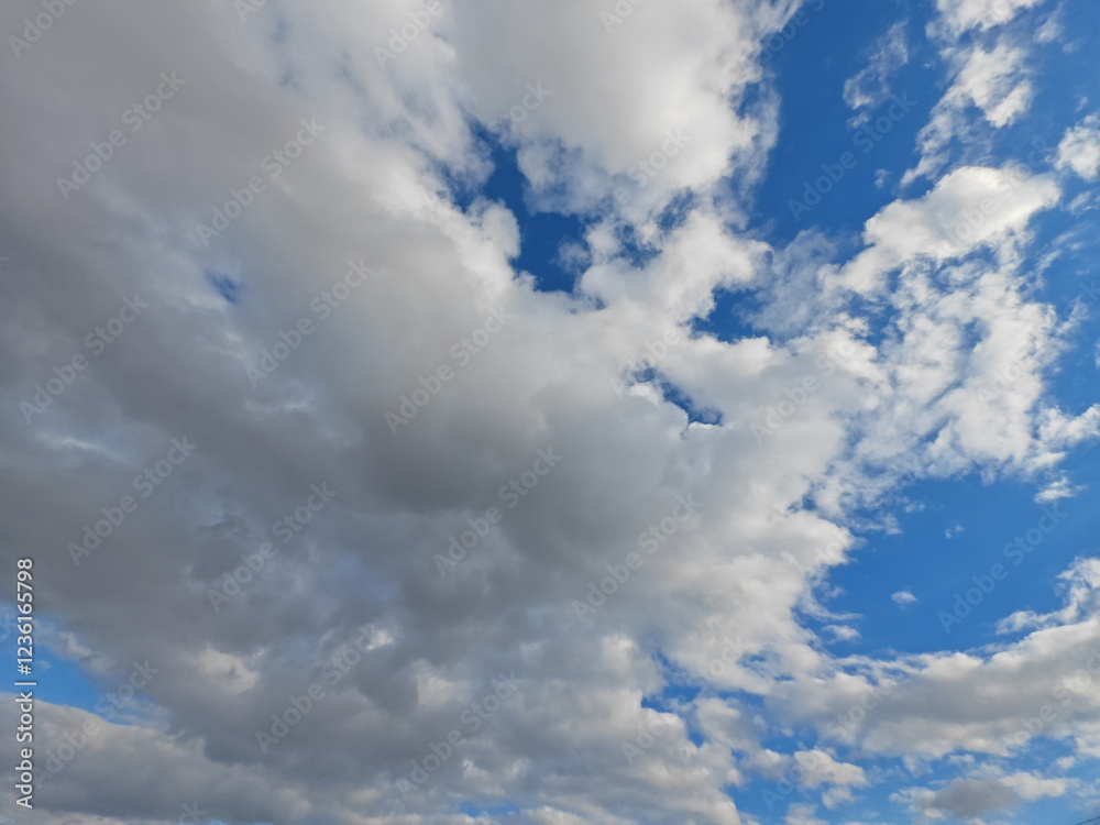 Obraz premium Blue sky and white clouds for background