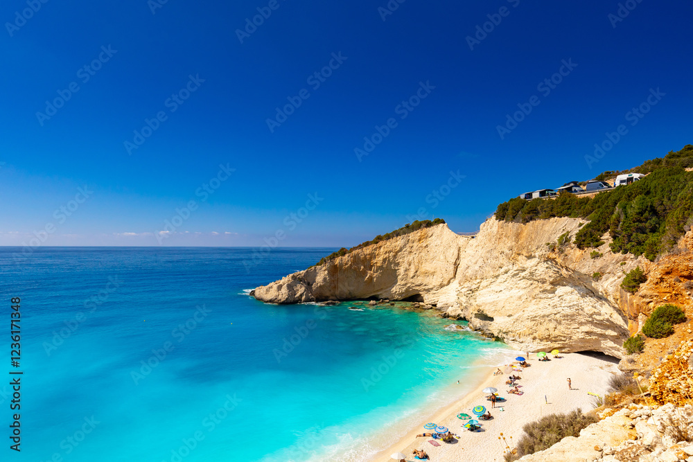 Naklejka premium Krajobraz letni, grecka wyspa Lefkada, niebieski kolor, relaks i wypoczynek, Morze Jońskie, tło do projektu, tapeta