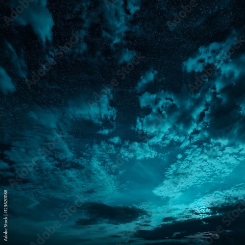 Ciel nocturne bleu vert avec nuages. Fond de ciel bleu sarcelle foncé avec espace de copie pour la conception.