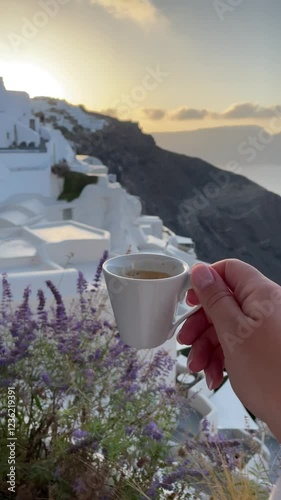 Sonniger Morgen mit Espresso in Santorini, Oia 