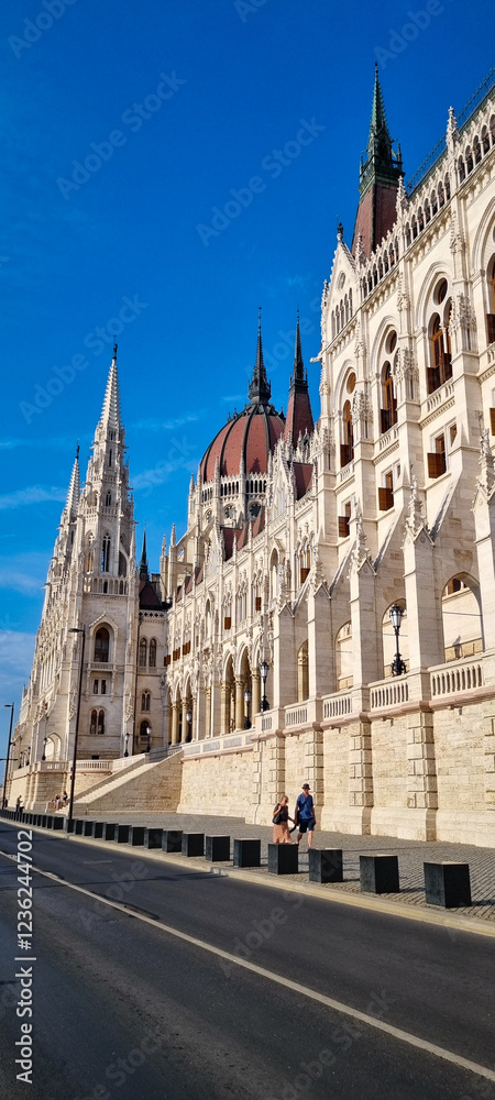Obraz premium Vue aérienne panoramique de la ville capitale Budapest avec parlement hongrois Országház gothique en bord de rivière Danube, Hongrie, Europe 