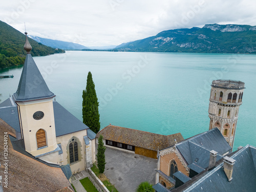 Vue aérienne panoramique de monastère, l’Abbaye d'Hautecombe en bord de lac du Bourget, France, Europe
 photo