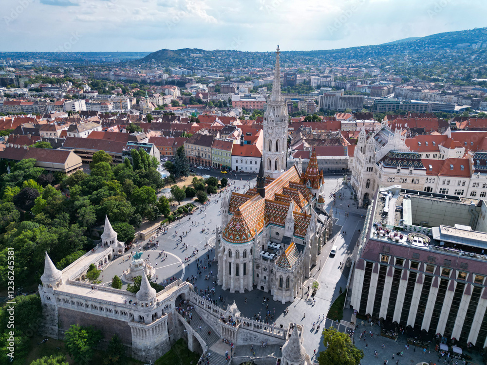 Obraz premium Vue aérienne panoramique de la ville capitale Budapest avec église Our Lady of Buda Castle, Fisherman's Bastion, Hongrie, Europe 
