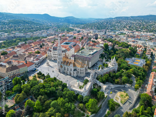 Vue aérienne panoramique de la ville capitale Budapest avec église Our Lady of Buda Castle, Fisherman's Bastion, Hongrie, Europe
