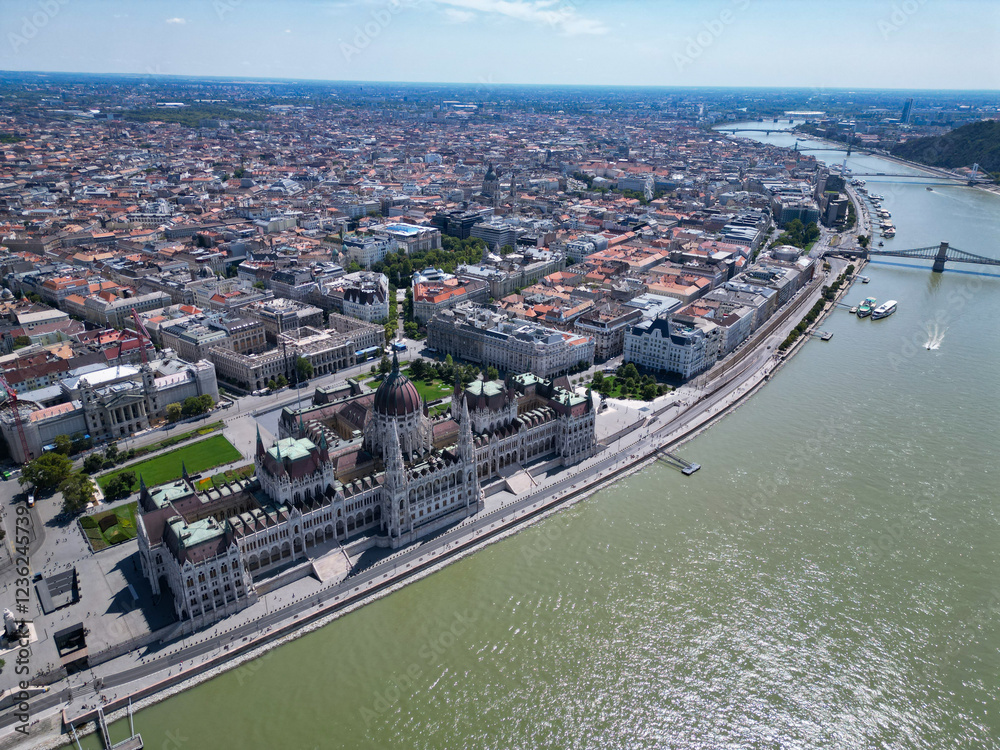 Fototapeta premium Vue aérienne panoramique de la ville capitale Budapest avec parlement hongrois Országház gothique en bord de rivière Danube, Hongrie, Europe